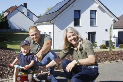 Familie mit Haus - Fertighaus Danwood Andreas Voichtleitner Himmelkron